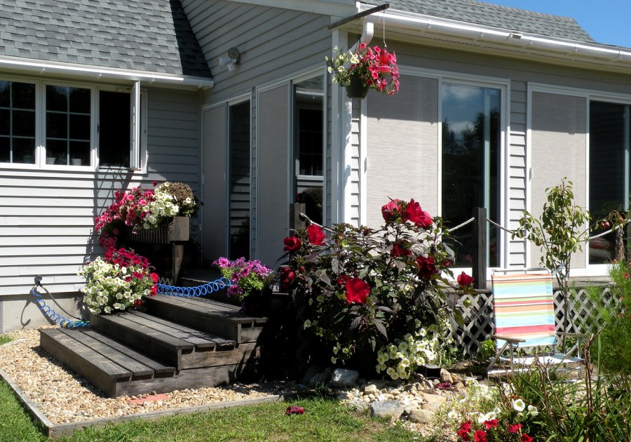 Клумбы перед крыльцом