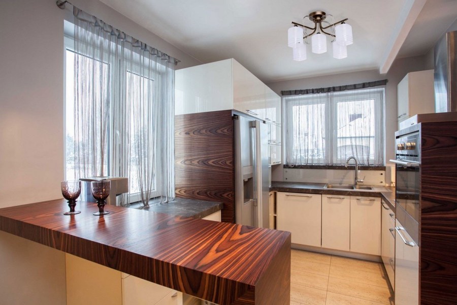 Кухня с барной стойкой и окном без навесных шкафов