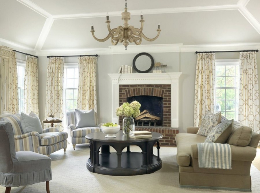 Гостиная с эркером и камином