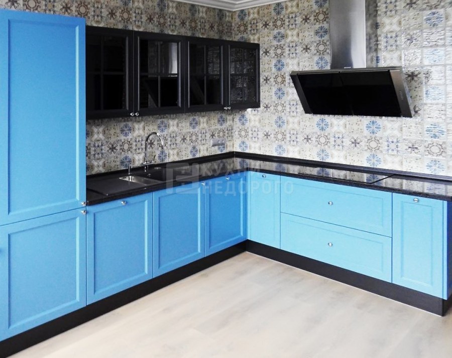Кухня с синими фасадами