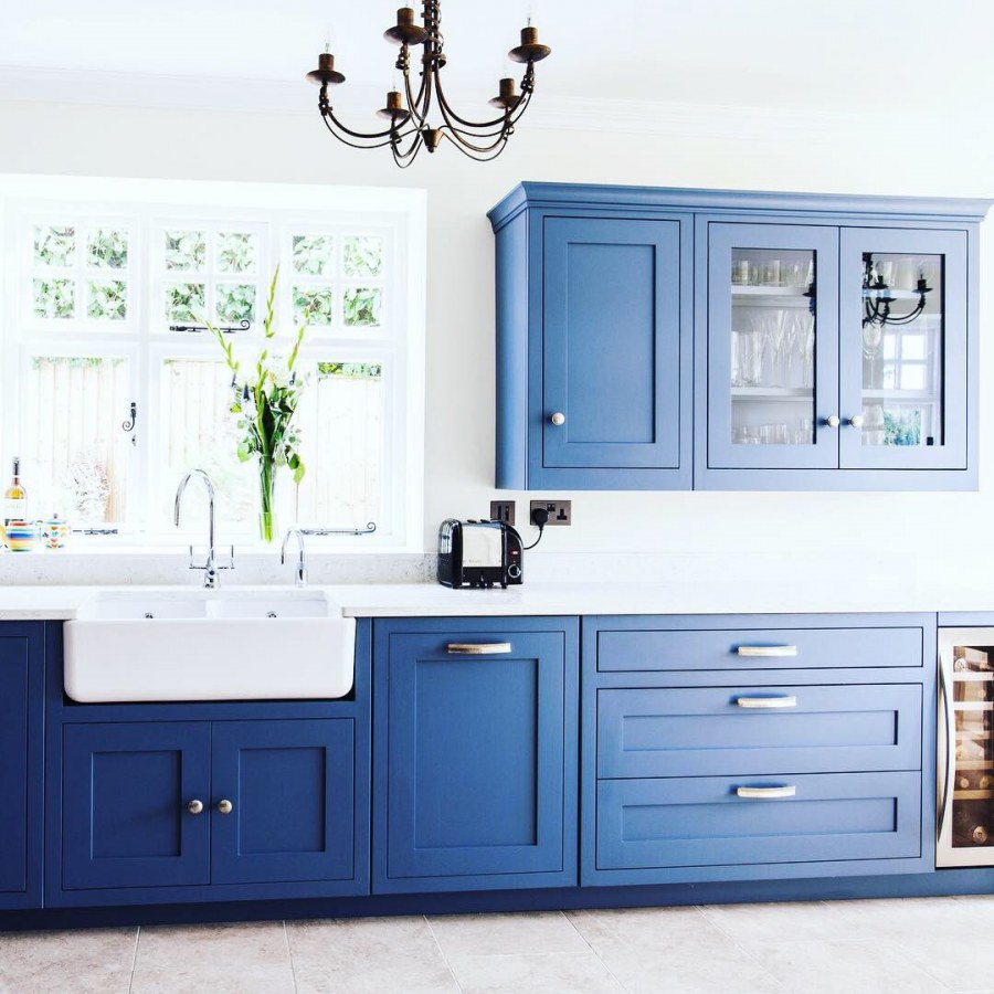 Кухня с синими фасадами