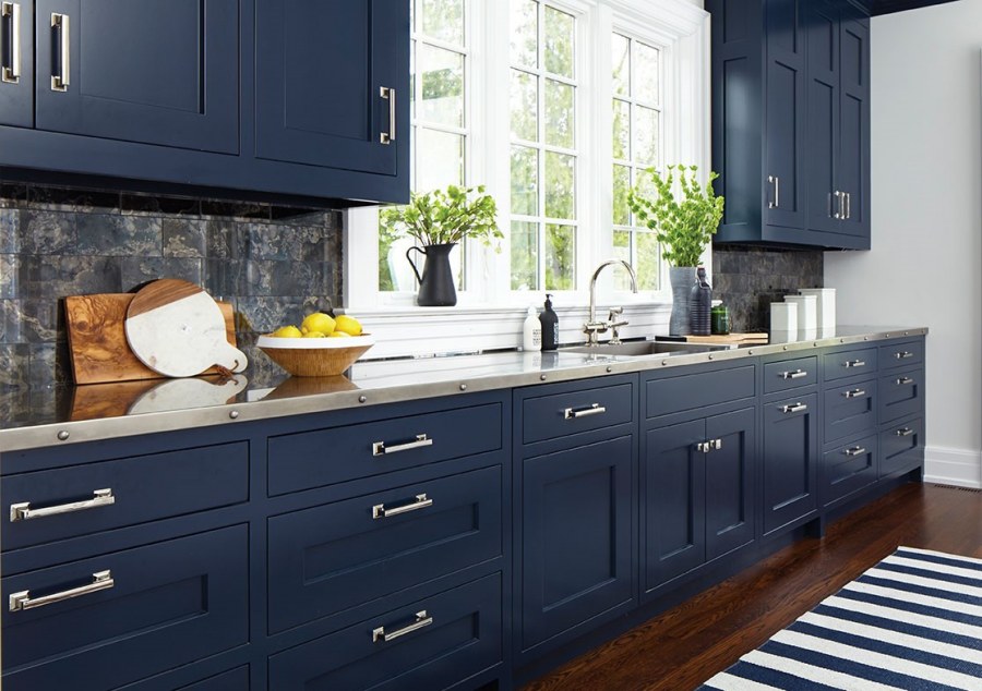 Синяя кухня с деревянной столешницей