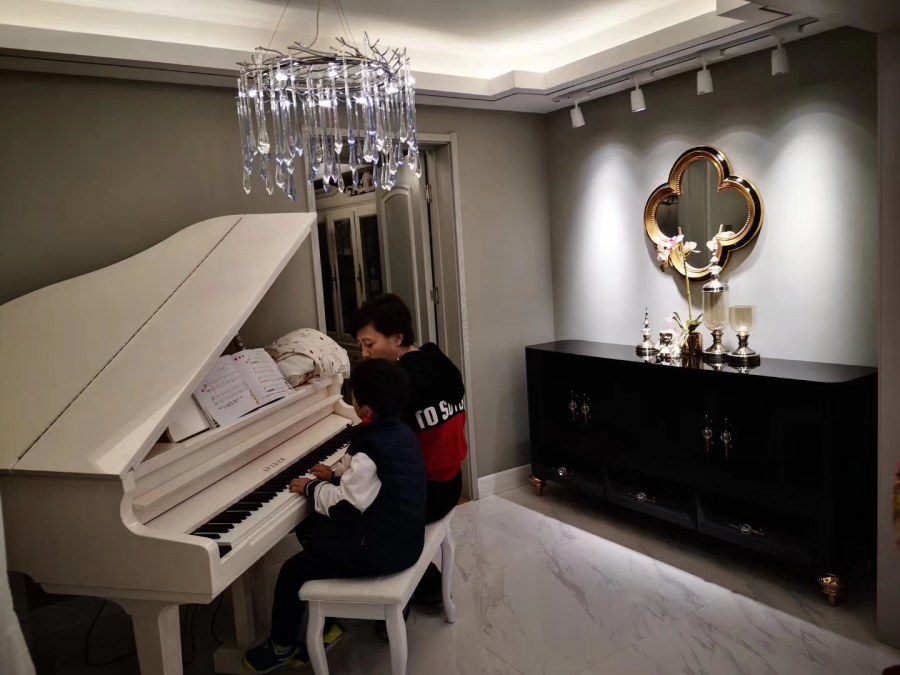 Комната для девушки с белым пианино