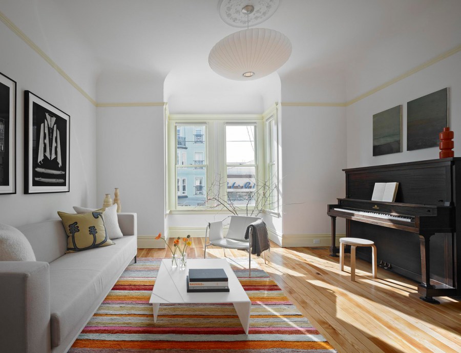 Современный интерьер в длинной комнате