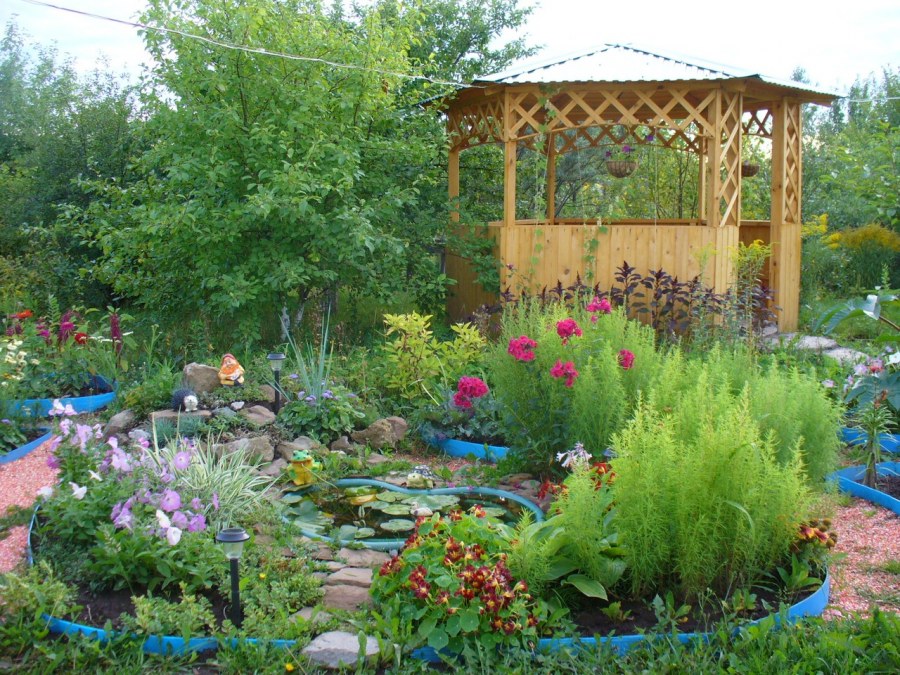 Цветник у беседки в саду