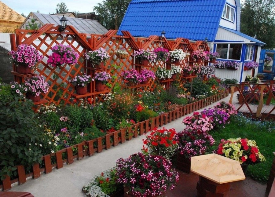 Ухоженные огороды и палисадники