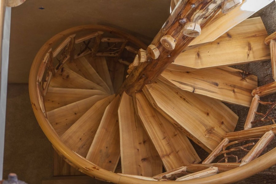 Винтовые лестницы из полубревна