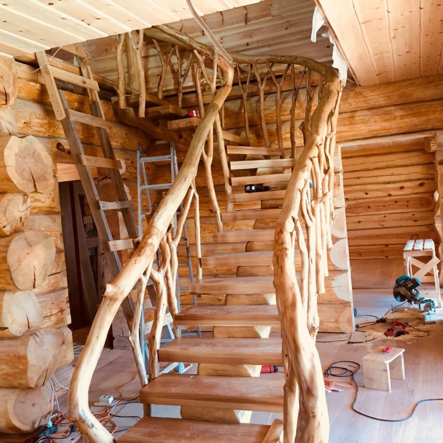 Лестница на второй этаж в рустикальном стиле