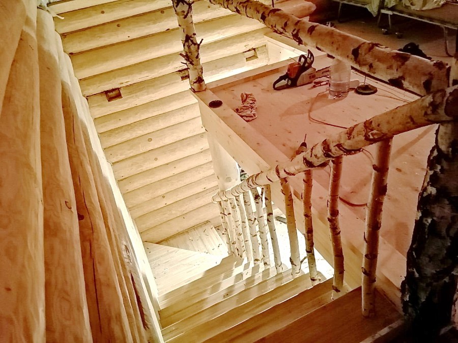 Лестница из цельного дерева