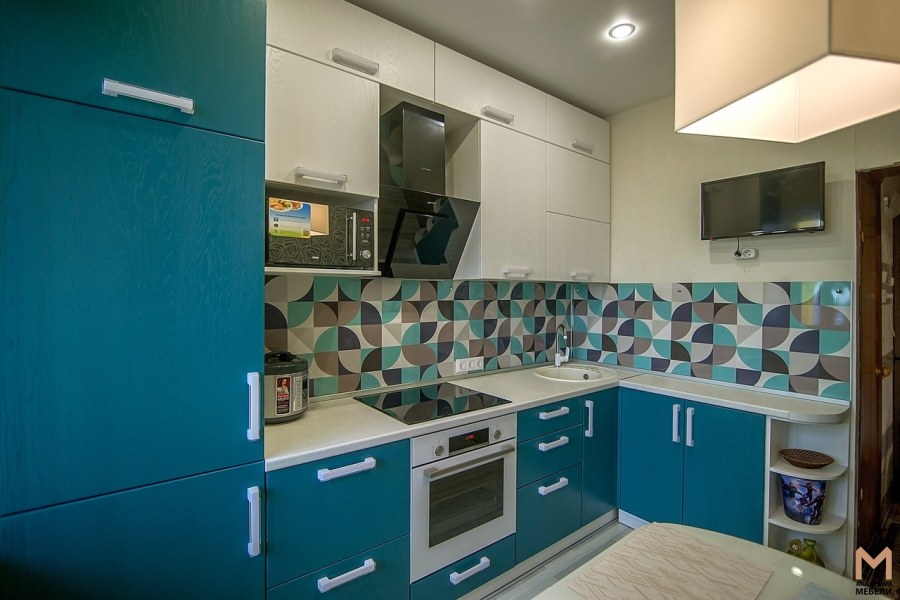 Бело бирюзовая кухня