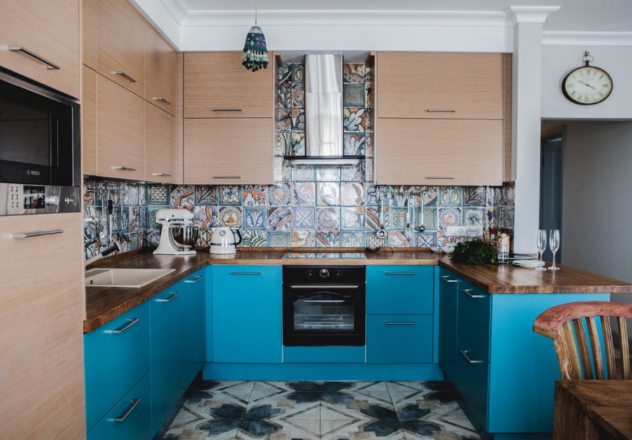 Кухня в коричнево голубых тонах