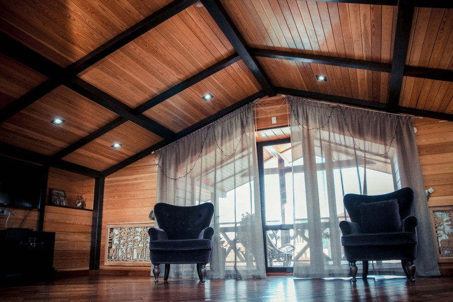 Отделка потолка имитацией бруса