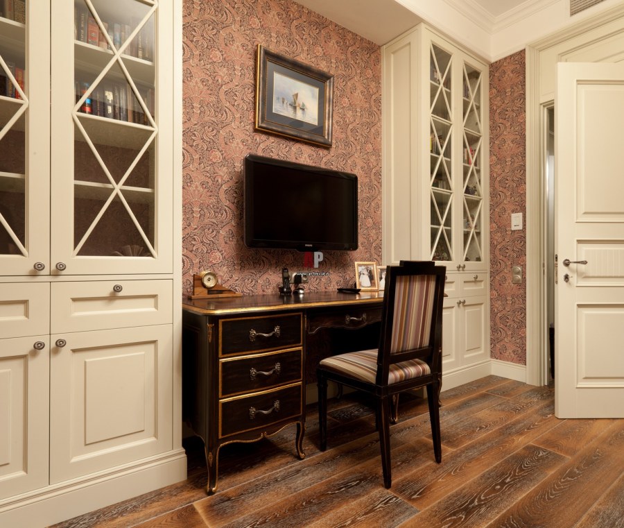 Шкаф в неоклассическом стиле