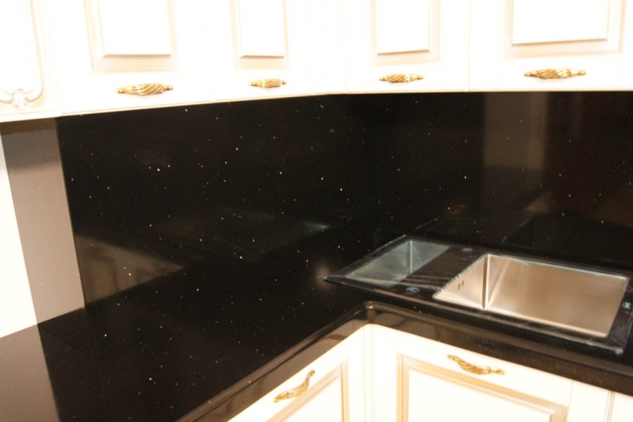 Столешница черный кварц агломерат кухня