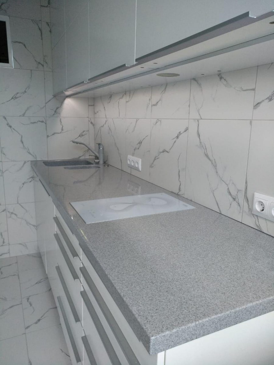 Столешница с фартуком для кухни из кварцевого агломерата