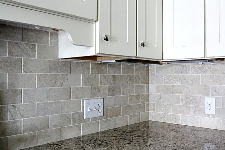 Торец плитки на фартуке