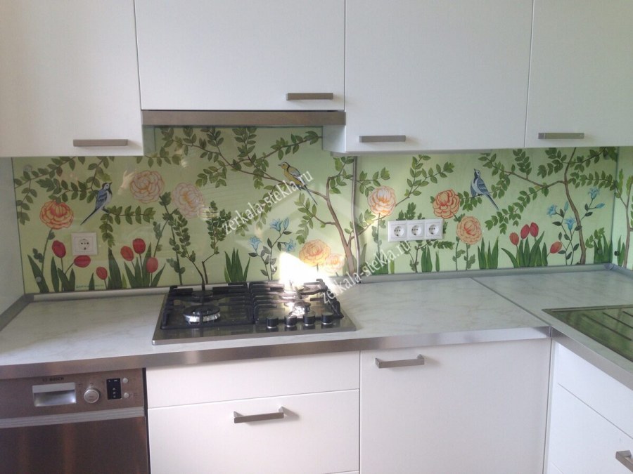 Покрытие обоев лаком для фартука на кухне