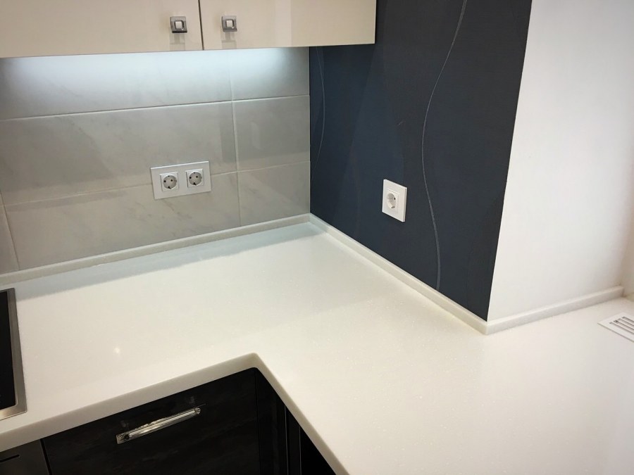 Плинтус для плитки на кухне