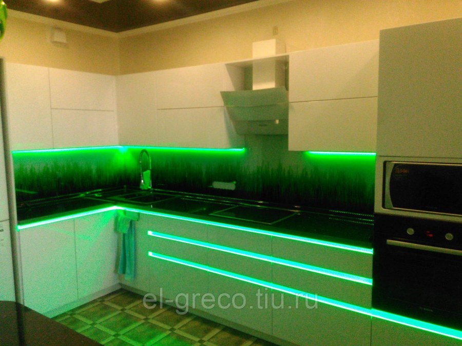 Плитка для кухни с темной столешницей