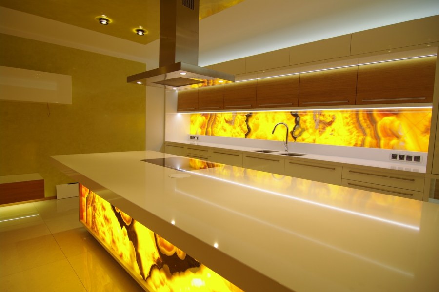 Оникс камень столешница