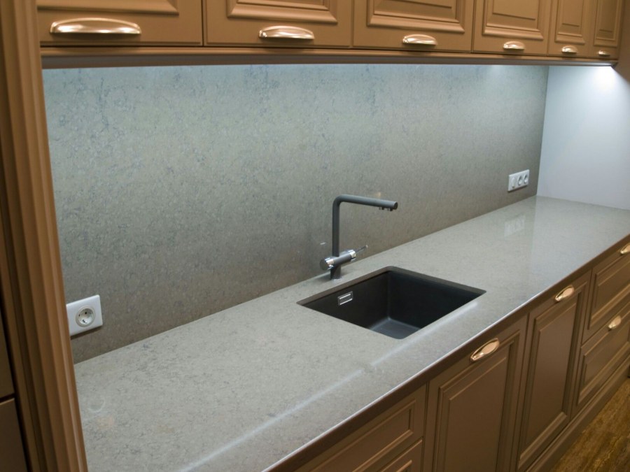 Плитка кабанчик на фартук белый уходит в подоконник