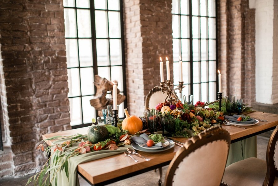 Украшение стола молодоженов в деревянном стиле