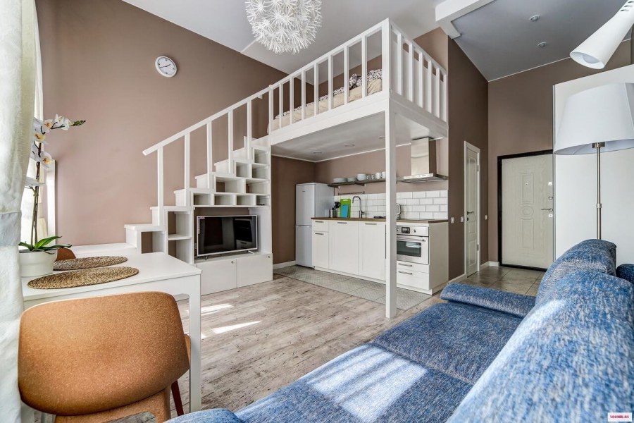 Кровать под потолком в студии