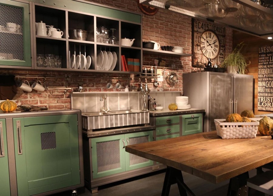 Изумрудная кухня лофт