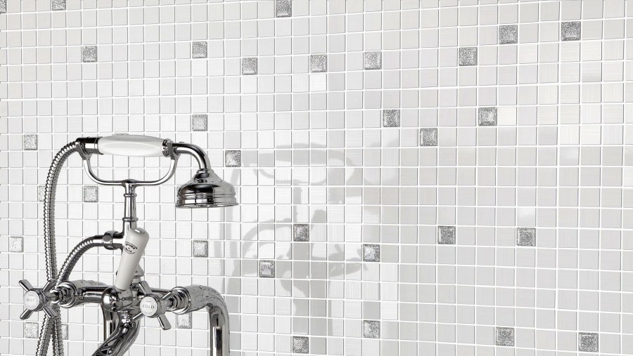 Белая плитка в ванной