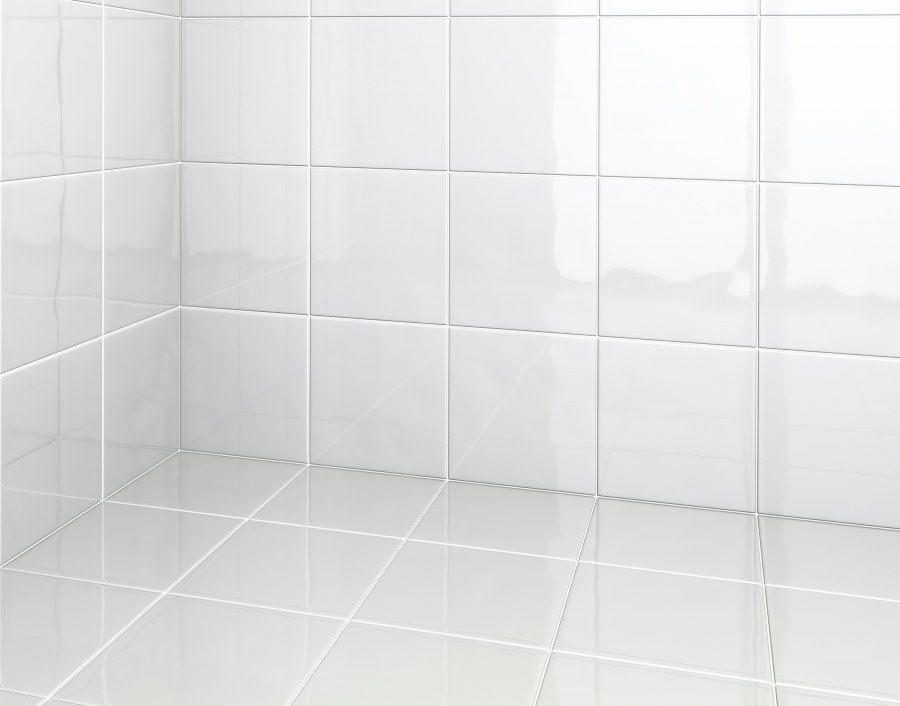 Белая плитка на стене