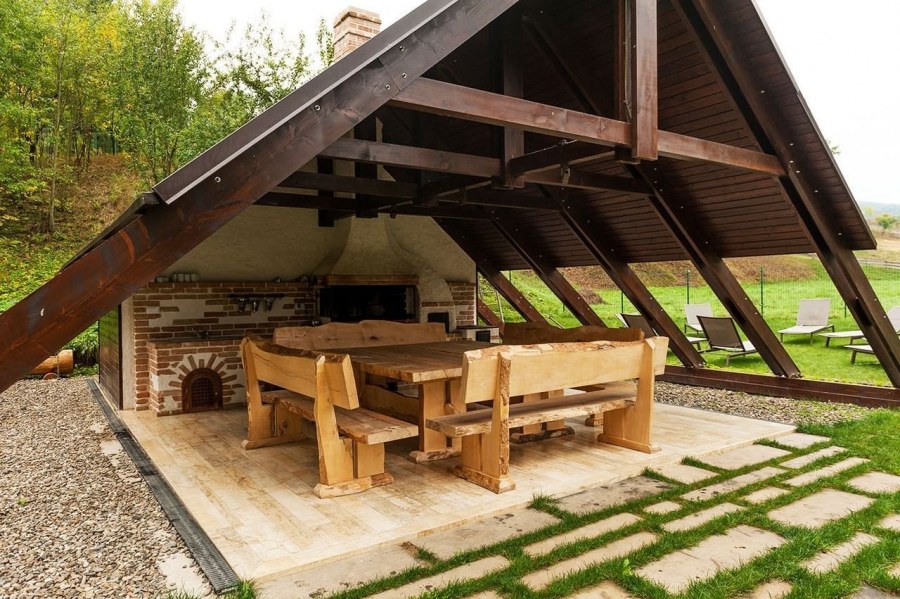 Беседка с мангальной зоной в стиле Шале