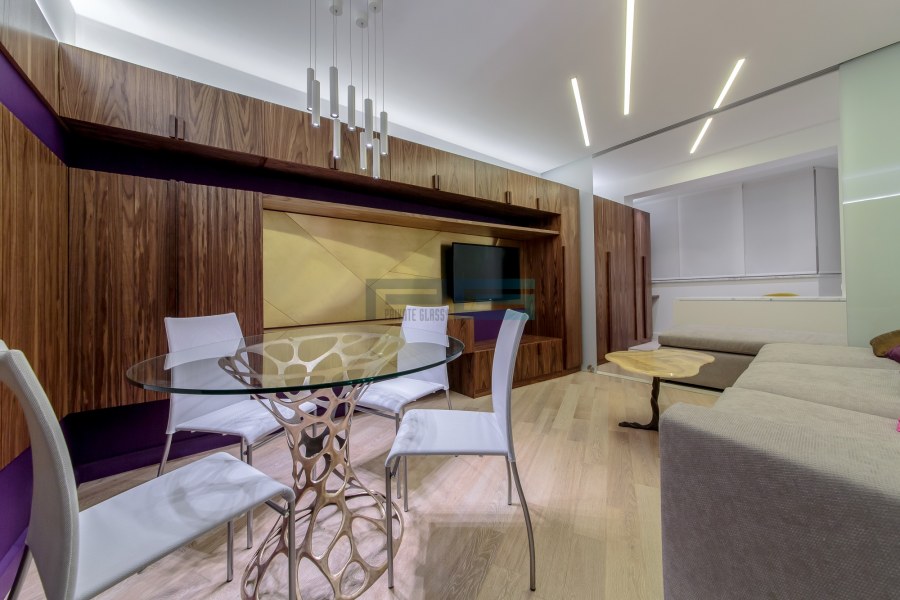 Линейные светильники в холле дома потолок