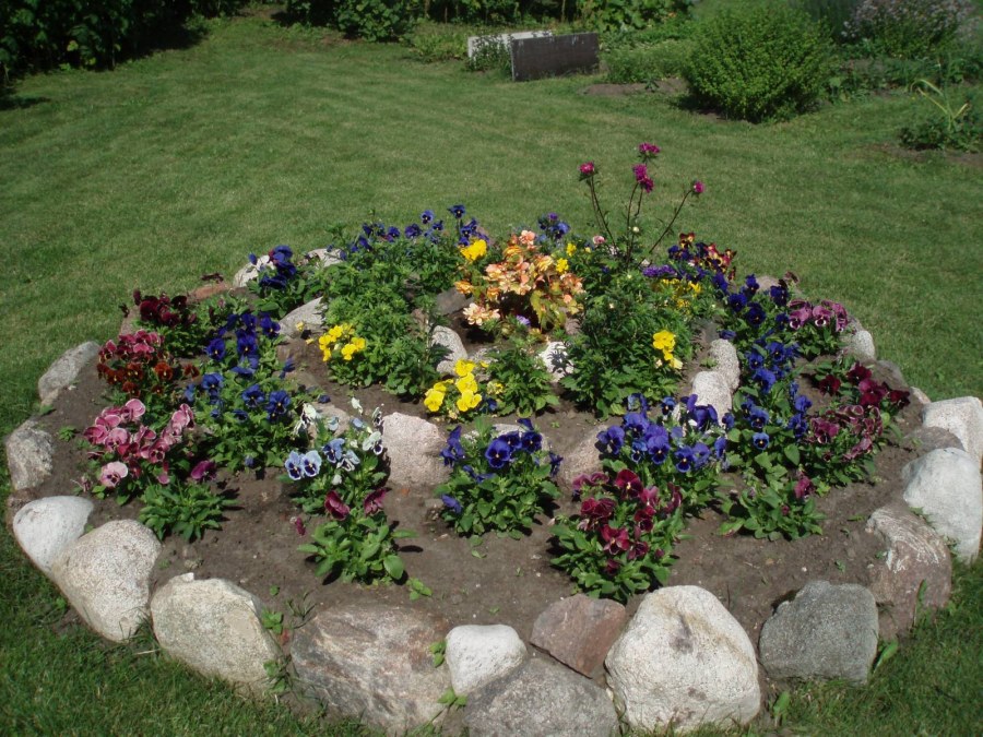 Круглая клумба с камнями