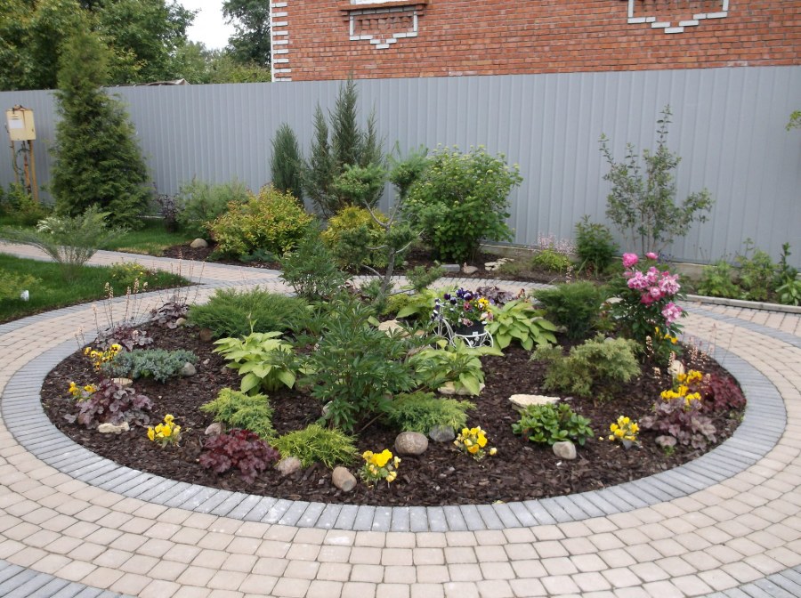 Круглая клумба с розами и хвойными