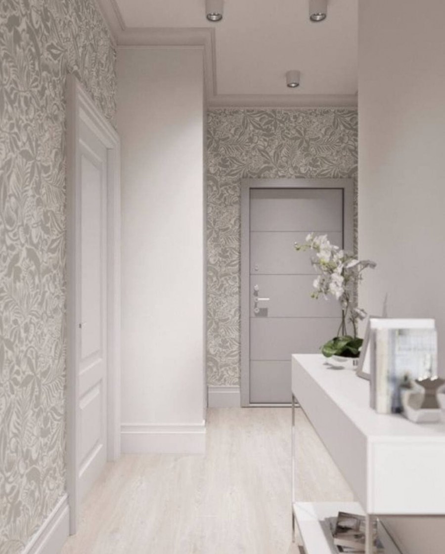 Обои с вензелями в интерьере прихожей
