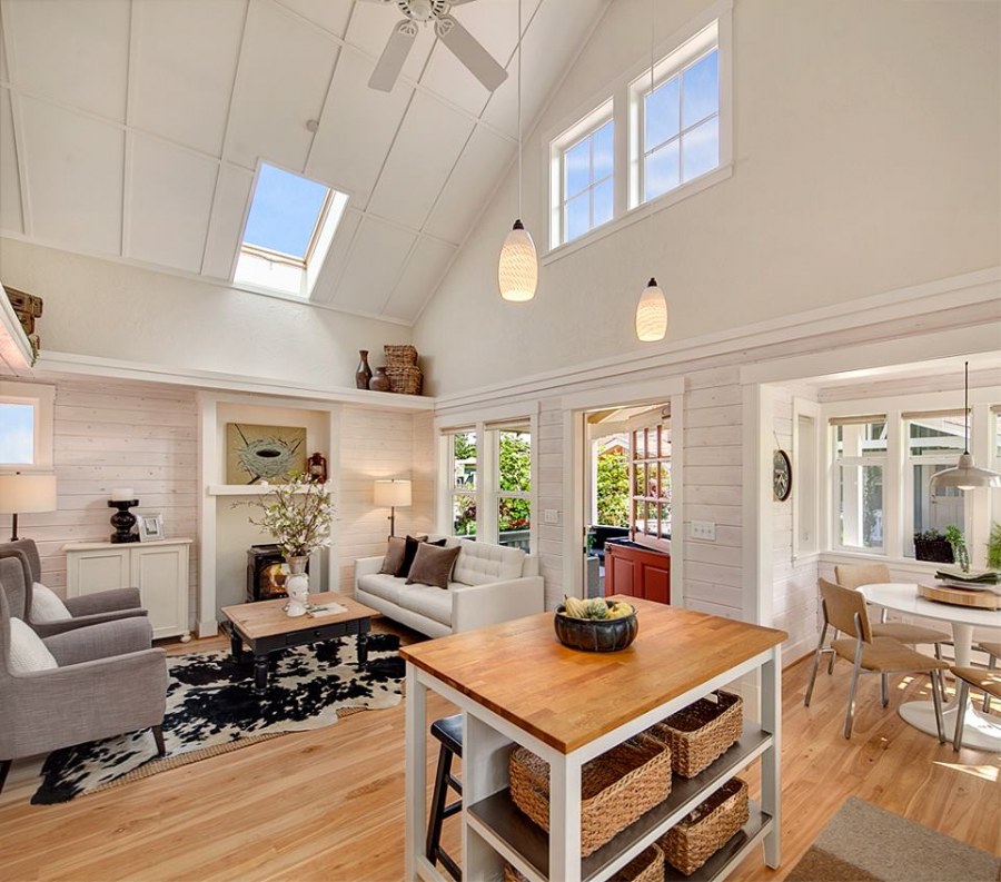 Большая кухня с диваном