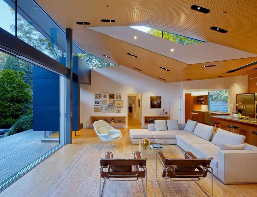 Диванчик под лестницей