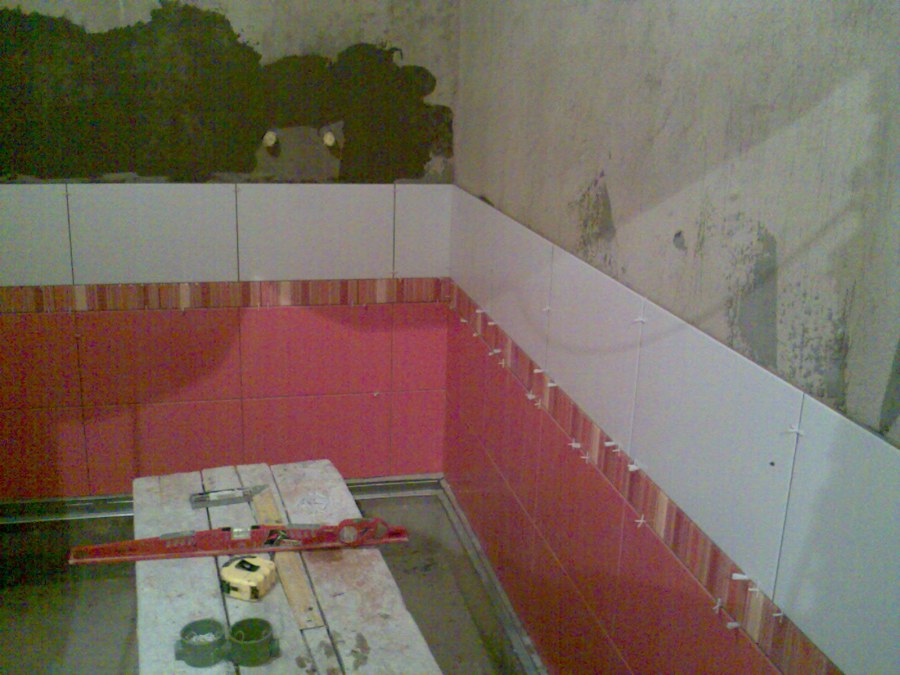 Выложить пол плиткой в ванной