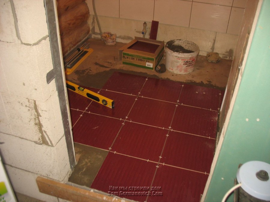 Раскладка плитки на полу в ванной