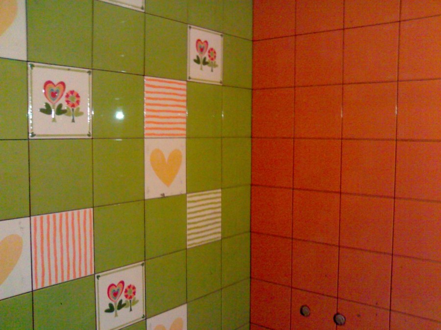 Кирпичная укладка плитки в ванной как ставить крестики