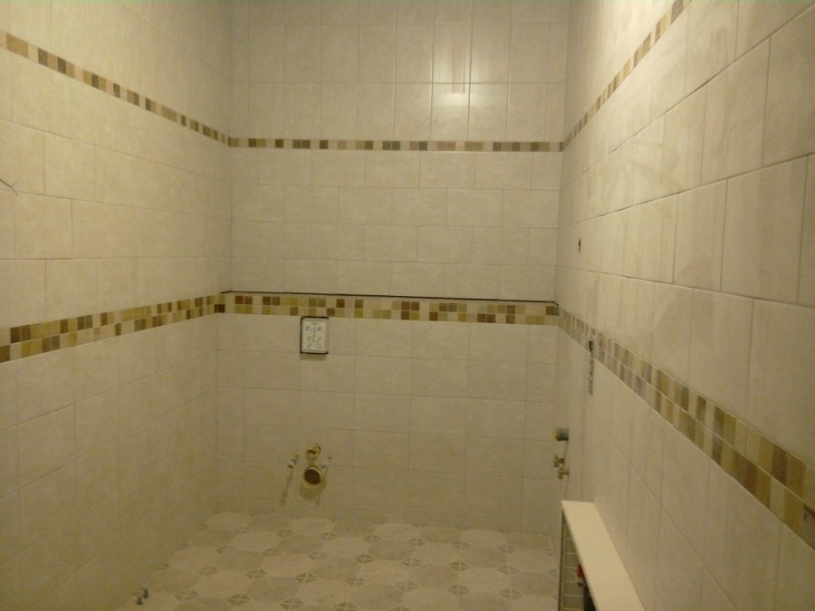 Укладка плитки на пол у двери