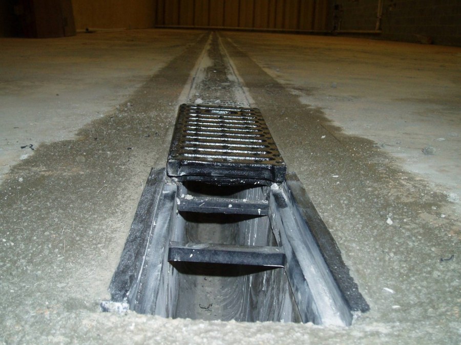 Водоотводные лотки в гараже