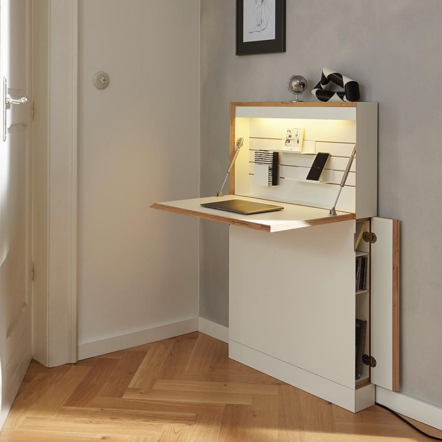 Полочки над письменным столом