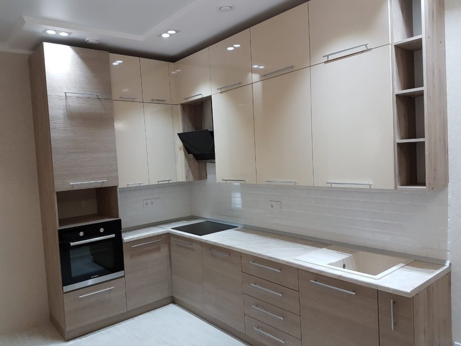 Угловая кухня кофейного цвета