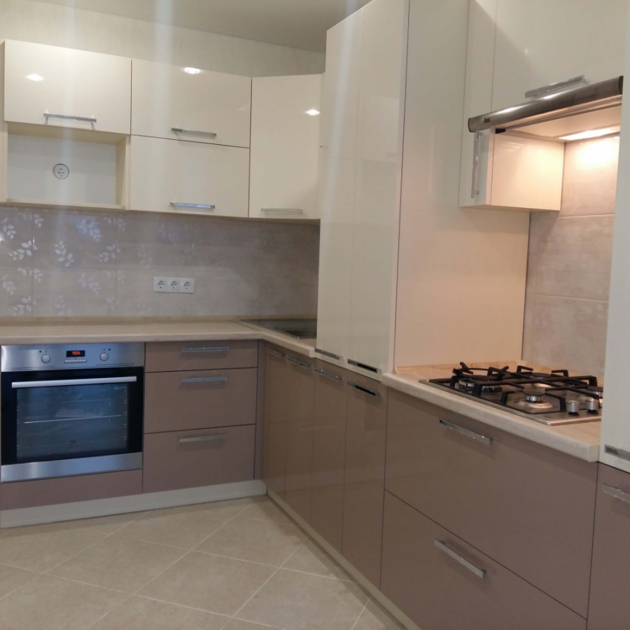 Угловая кухня в светлых тонах