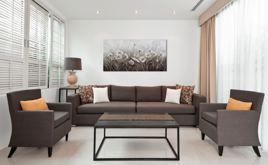 Коричневый диван в интерьере