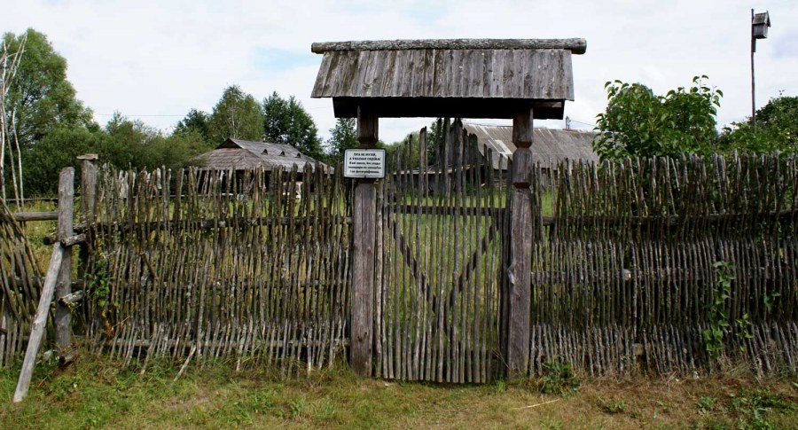 Ворота в деревне