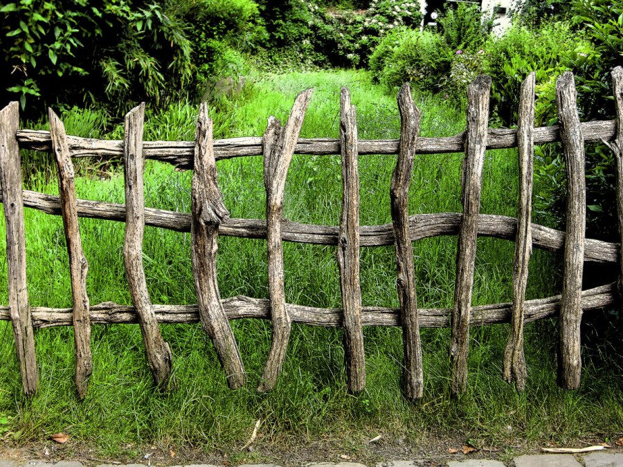 Деревянная изгородь