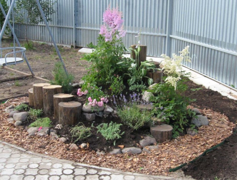 Альпийская горка у забора на даче