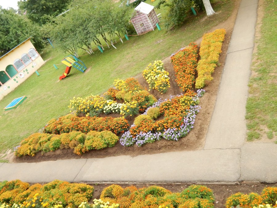 Треугольная клумба